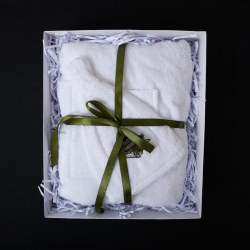 Σετ δώρου για Αυτή - ΛΕΥΚΟ, 75x140 cm, σε συσκευασία δώρου. Ποδιά και καπέλο για σάουνα  Σετ δώρου για Αυτή - ΛΕΥΚΟ, 75x140 cm, σε συσκευασία δώρου. Ποδιά και καπέλο για σάουνα
