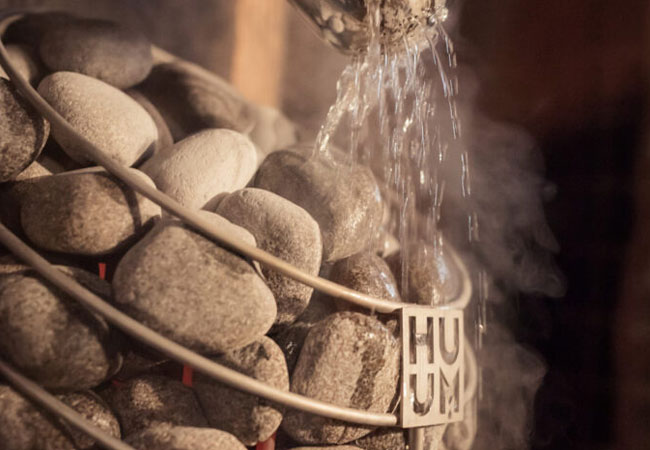 Μπορείτε να ρίξετε νερό σε μια ηλεκτρική θερμάστρα σάουνας; Σωστή χρήση και συνηθισμένα λάθη